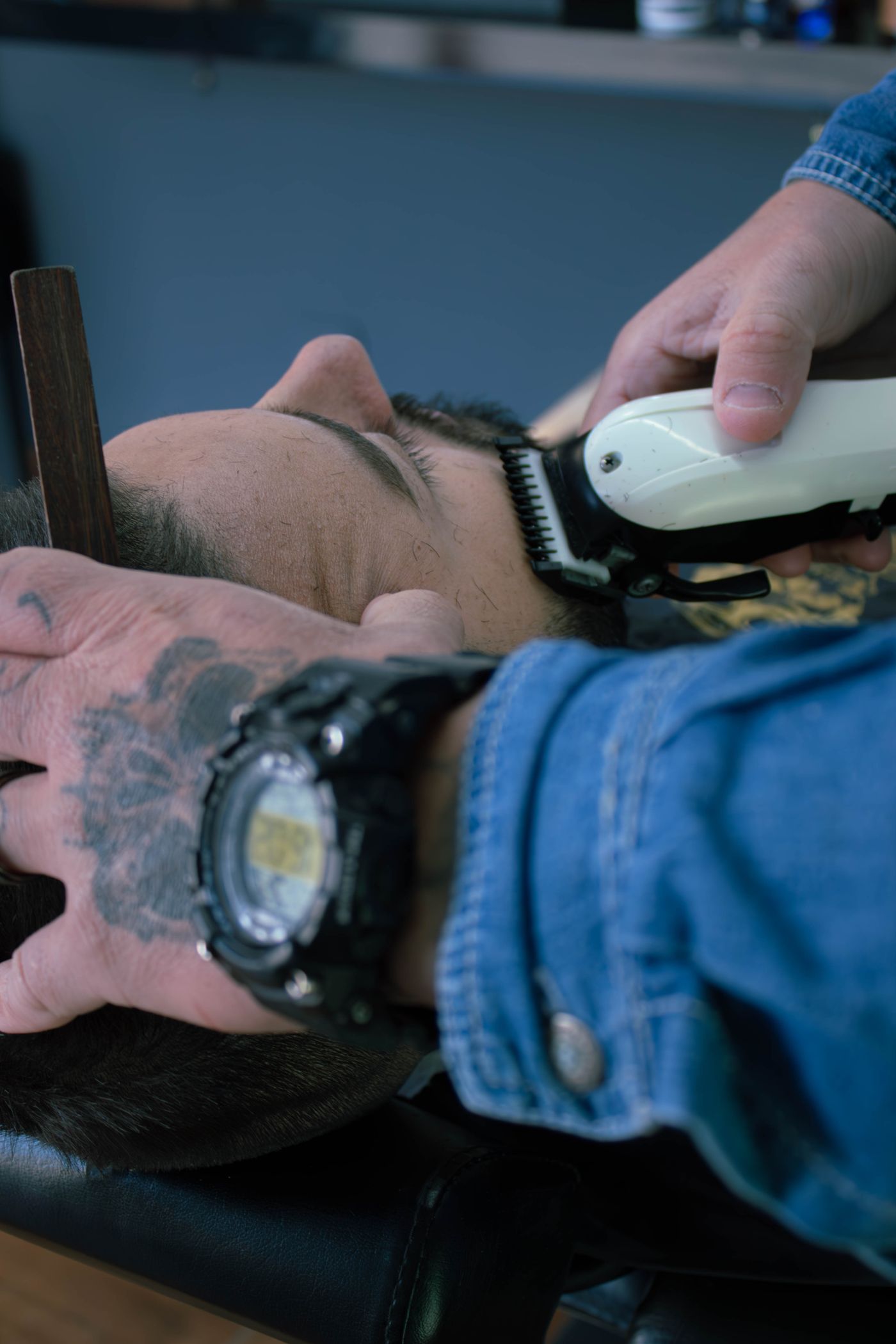 Barber lucrând la barbă